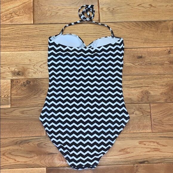 Old Navy one piece striped swimsuit. Size medium - Picture 4 of 6